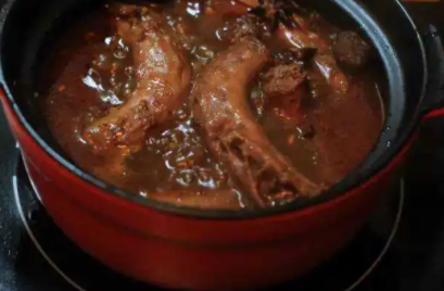 饭馆煮鸭脖